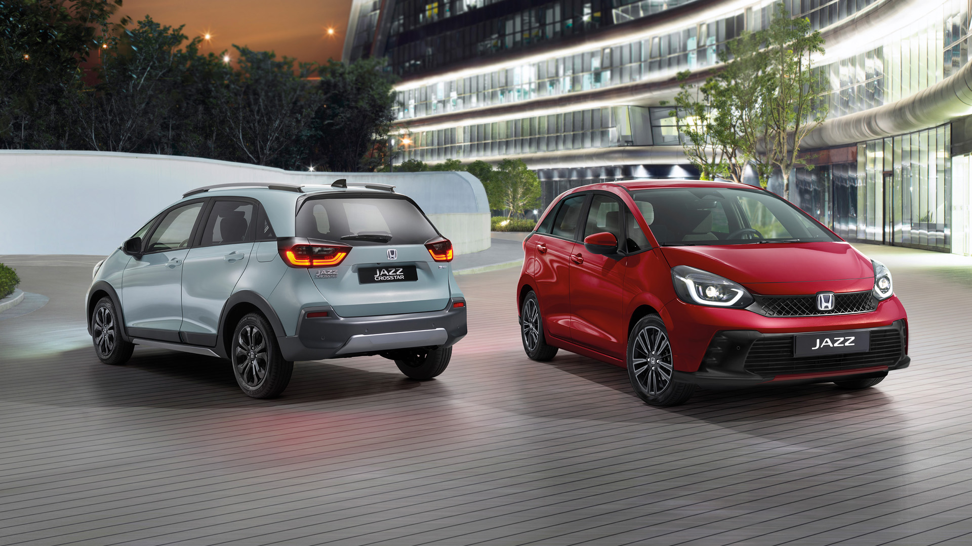 Deux Honda Jazz, une vue de l'arrière et une de l'avant, en milieu urbain.