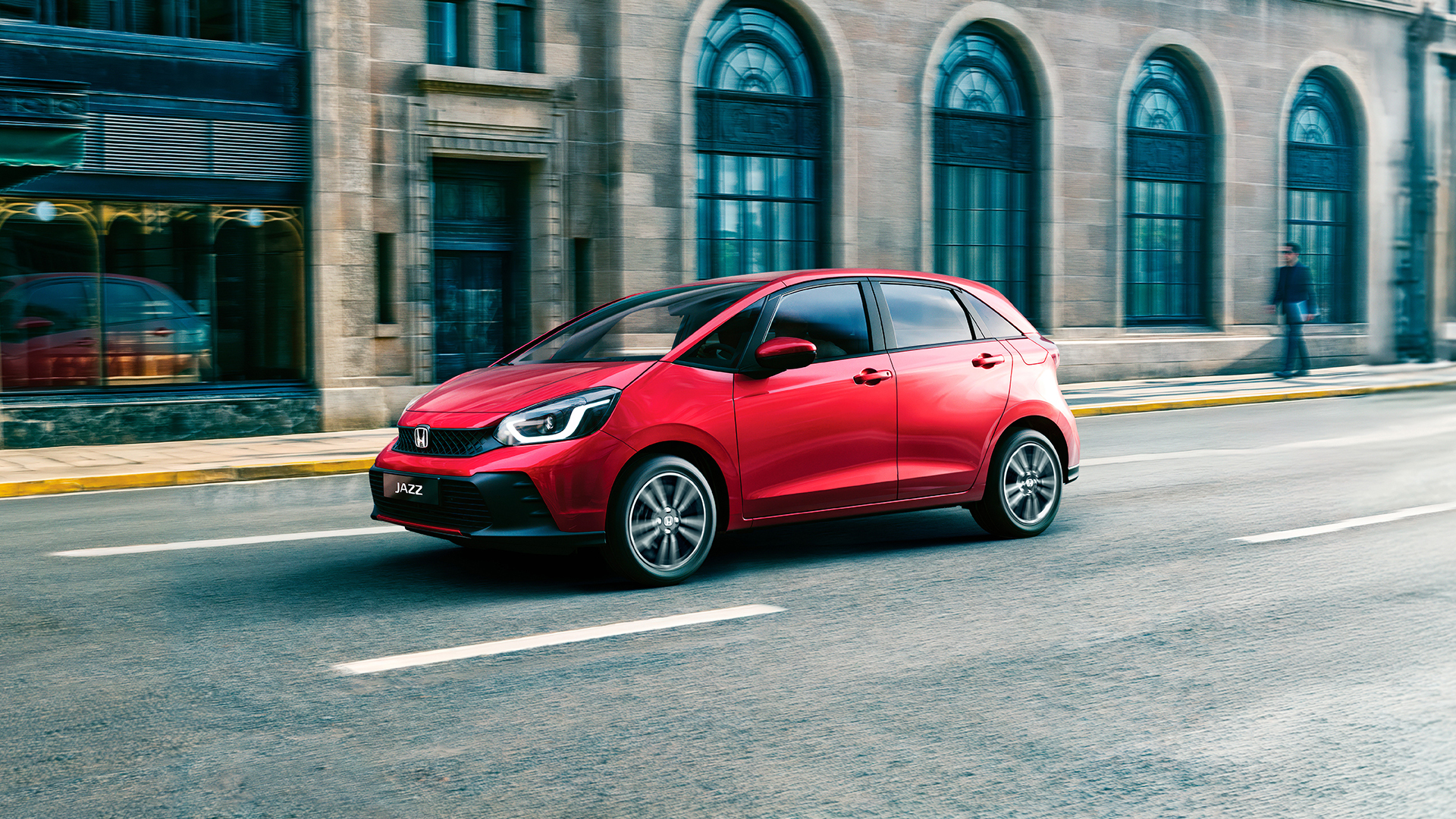 Vue de face 3/4 de la Honda Jazz circulant en ville.