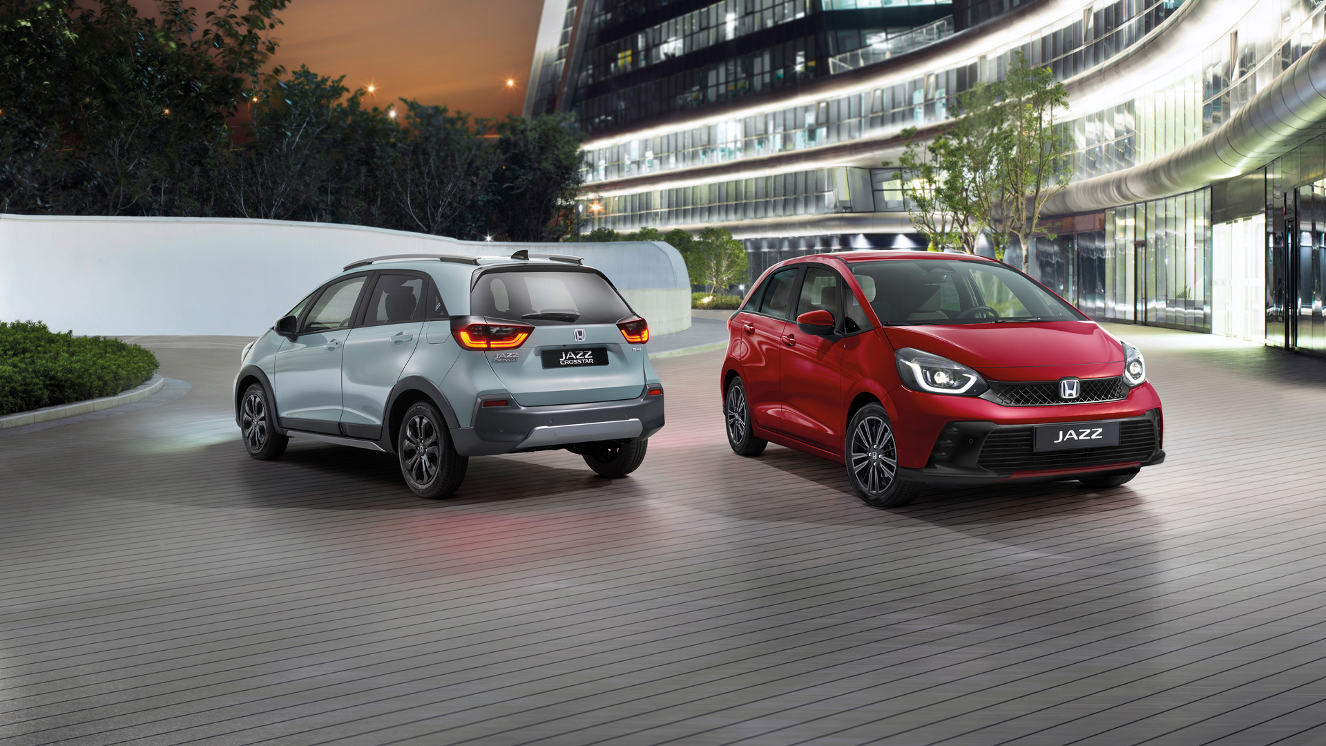 Une Honda Jazz Hybrid et une Honda Jazz Crosstar garées côte à côte.