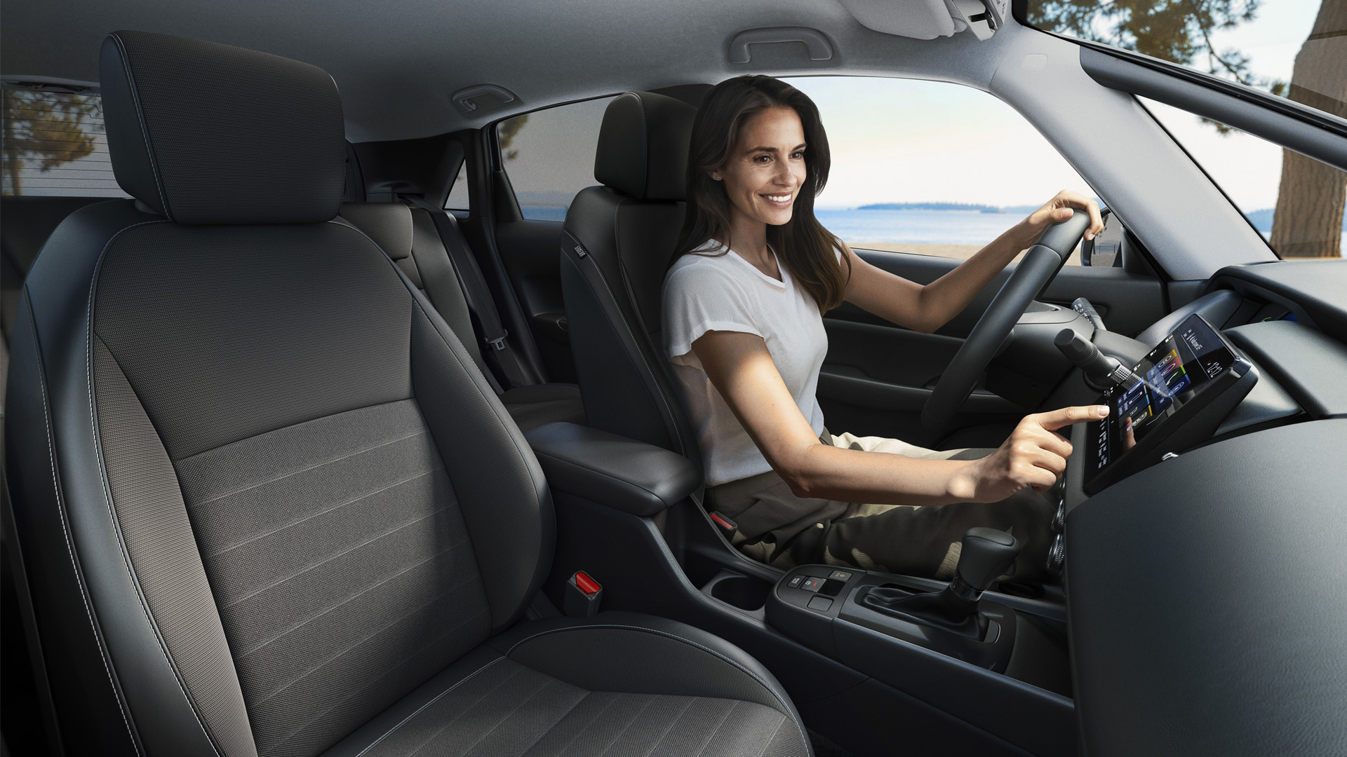 Vue de trois quarts avant de la Jazz Crosstar roulant en bord de mer.