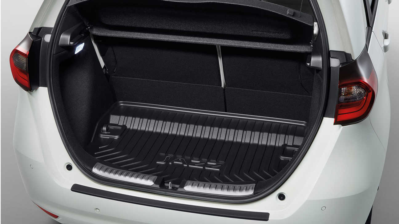 Gros plan sur l'intérieur de la Honda Jazz Hybrid avec garniture de seuil de porte du pack Confort