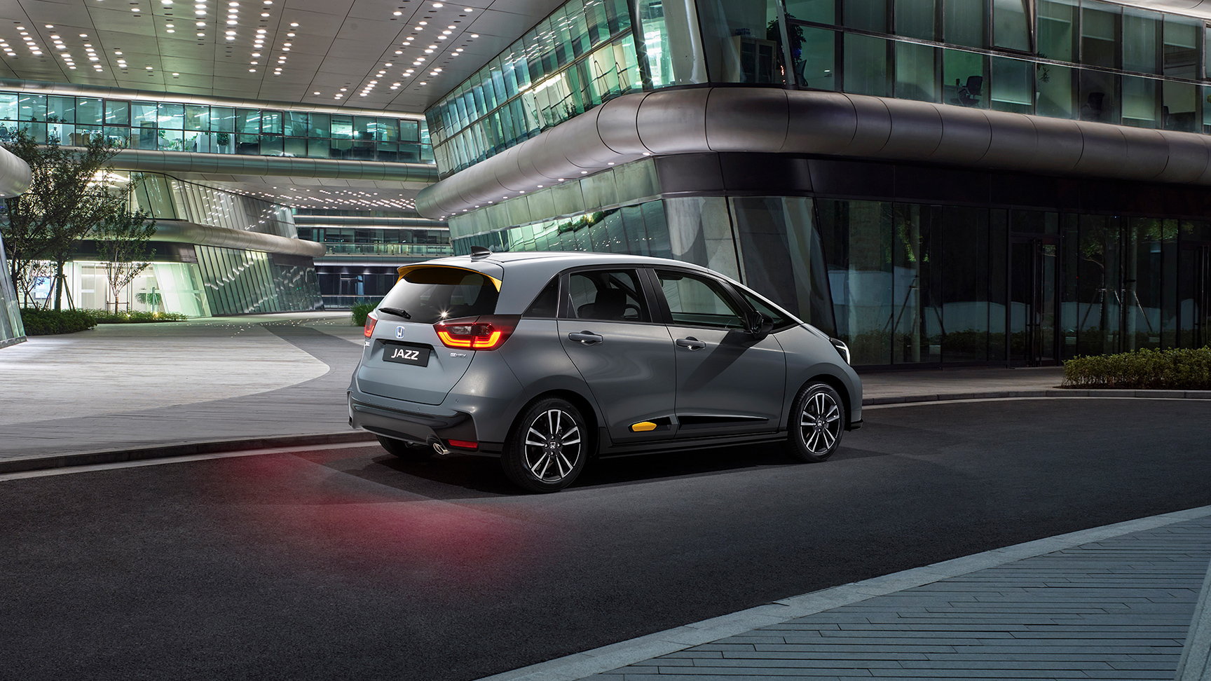 Vue arrière de la Honda Jazz stationnée en ville.