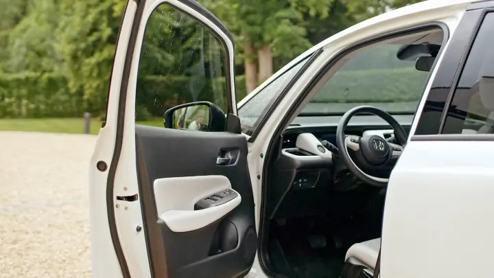 Gros plan sur la Honda Jazz Hybrid avec la porte côté conducteur ouverte.