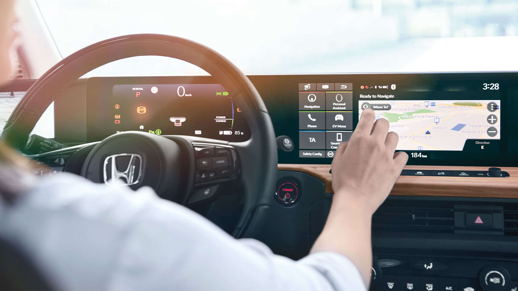 Un conducteur utilisant l’écran GPS