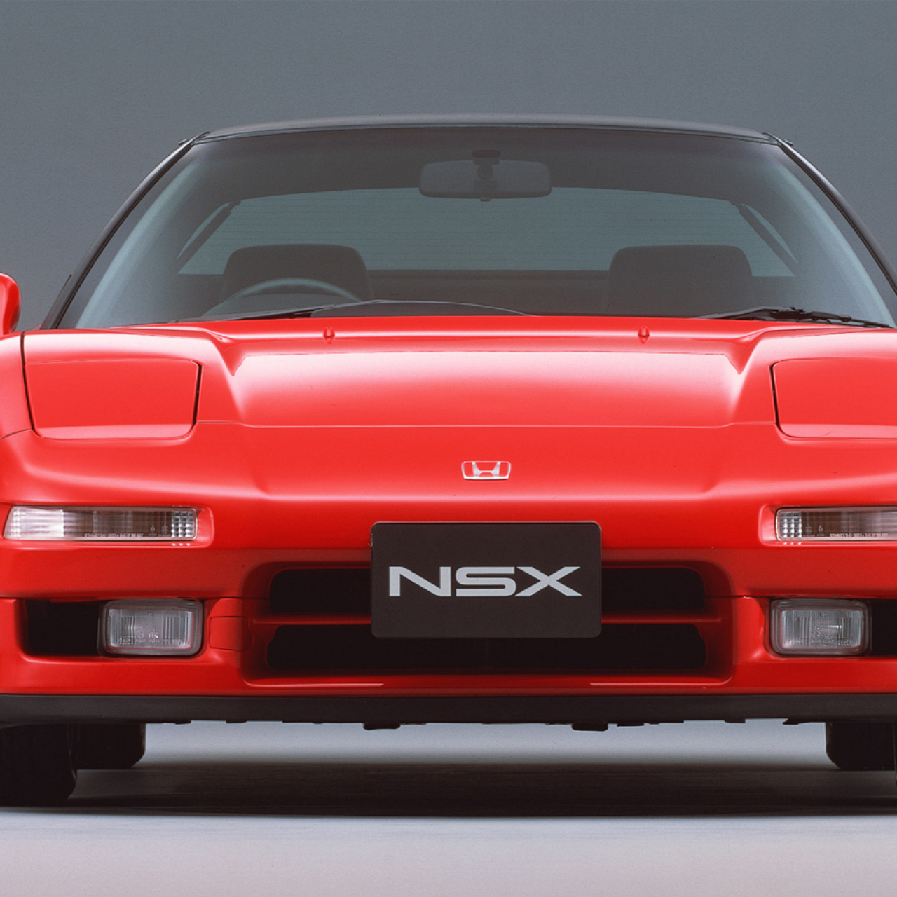 Vue avant de la Honda NSX, photo studio.