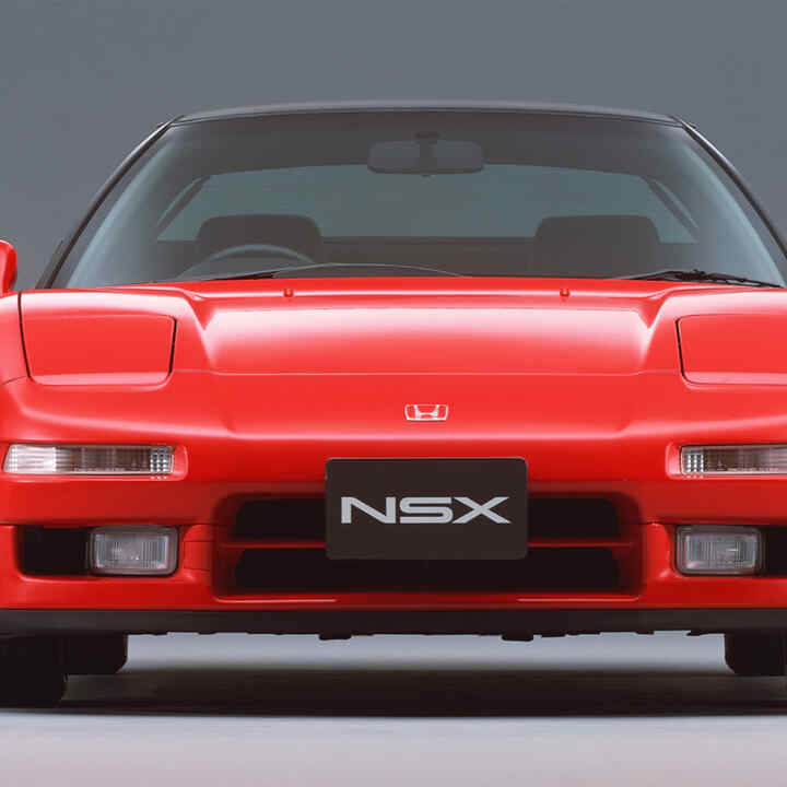 Vue avant de la Honda NSX, photo studio.