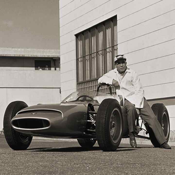Photo de Soichiro Honda avec la première voiture de Formule 1.