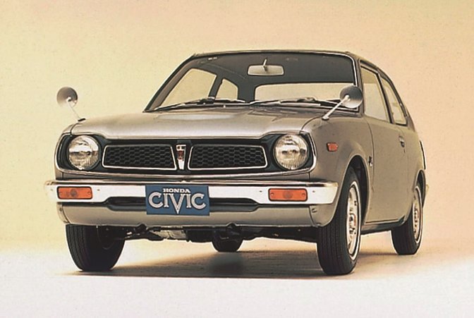 La premi&egrave;re Honda Civic, vue de trois quarts avant.