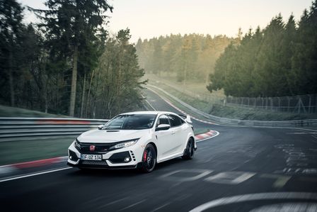 Vue de trois quarts avant de la Honda Civic Type&nbsp;R sur le N&uuml;rburgring.