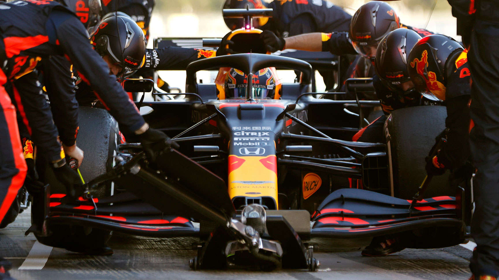 Voiture de course Aston Martin Red Bull.