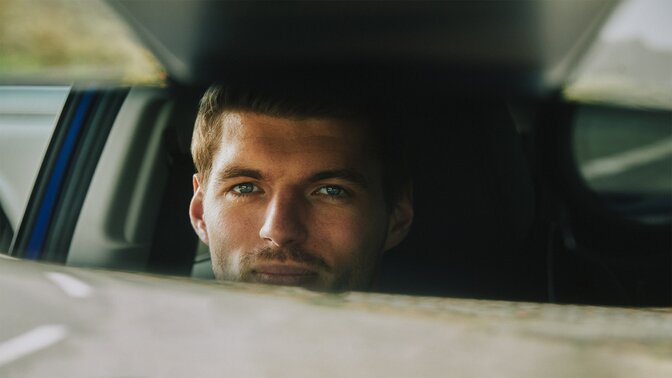 Max Verstappen regardant dans le rétroviseur intérieur du SUV hybride ZR-V.