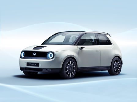 Vue de trois-quarts avant de la Honda Urban EV Concept à énergie renouvelable.
