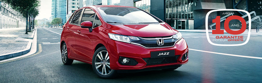 Honda Jazz rouge en ville