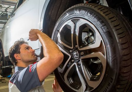 entretien Honda - vérification de la sculpture des pneumatiques par un spécialiste Honda