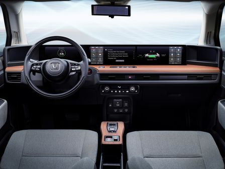 Vue de trois quarts avant de l'intérieur de la Honda Urban EV Concept.