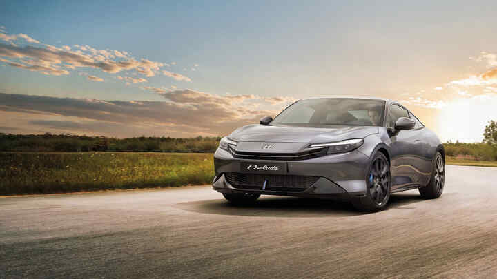 Honda Prelude grise sur une route de campagne